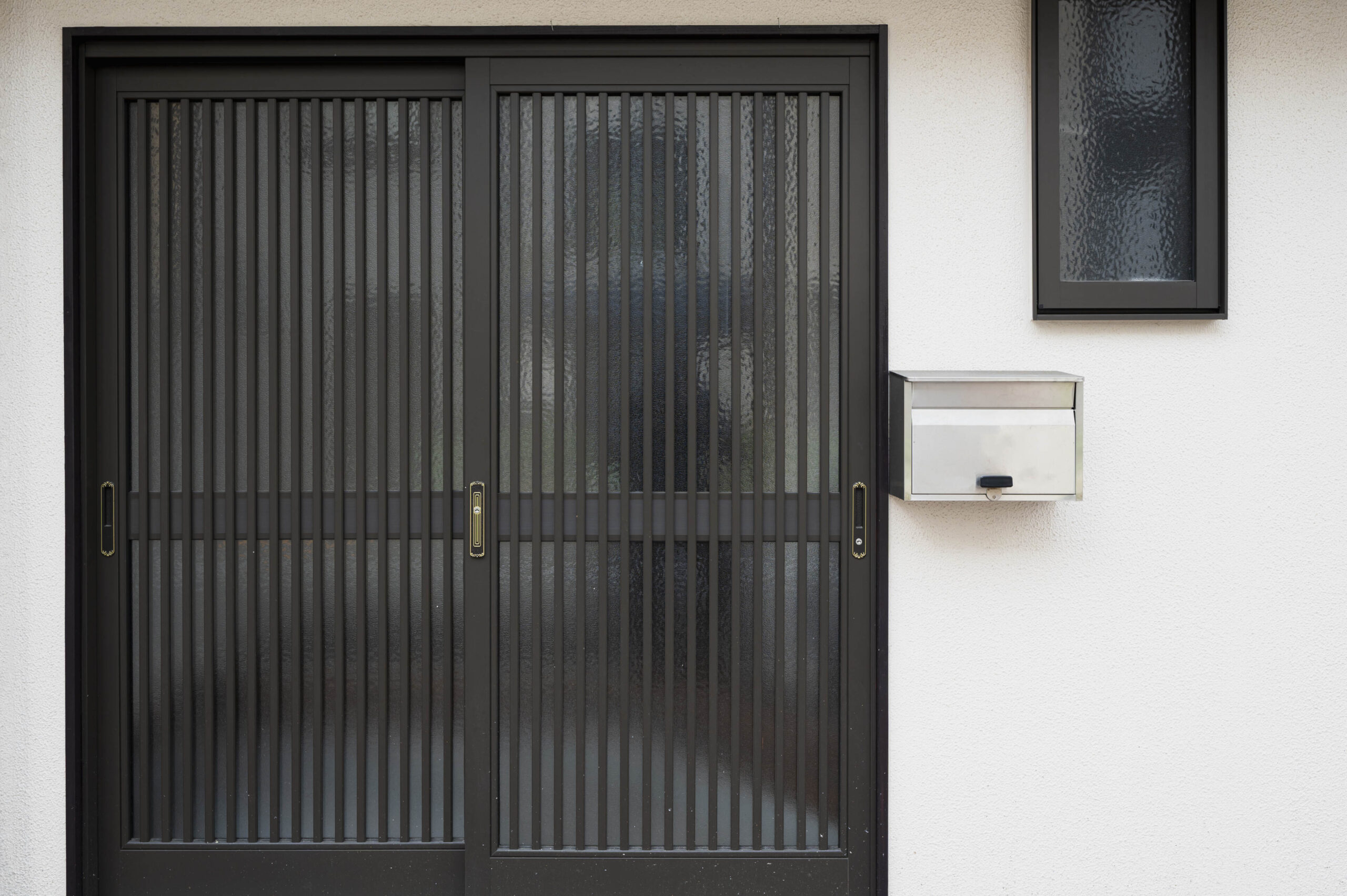 japanese-culture-house-entrance-with-bars (1)